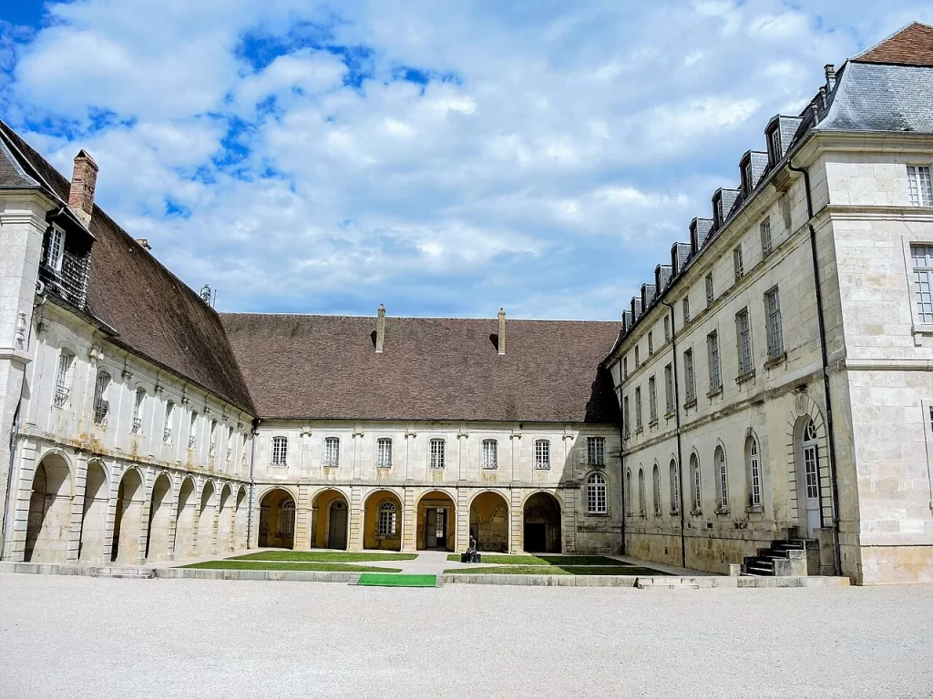 Façade classique en pierre claire de l'ancienne abbaye d'Auberive, en Haute-Marne