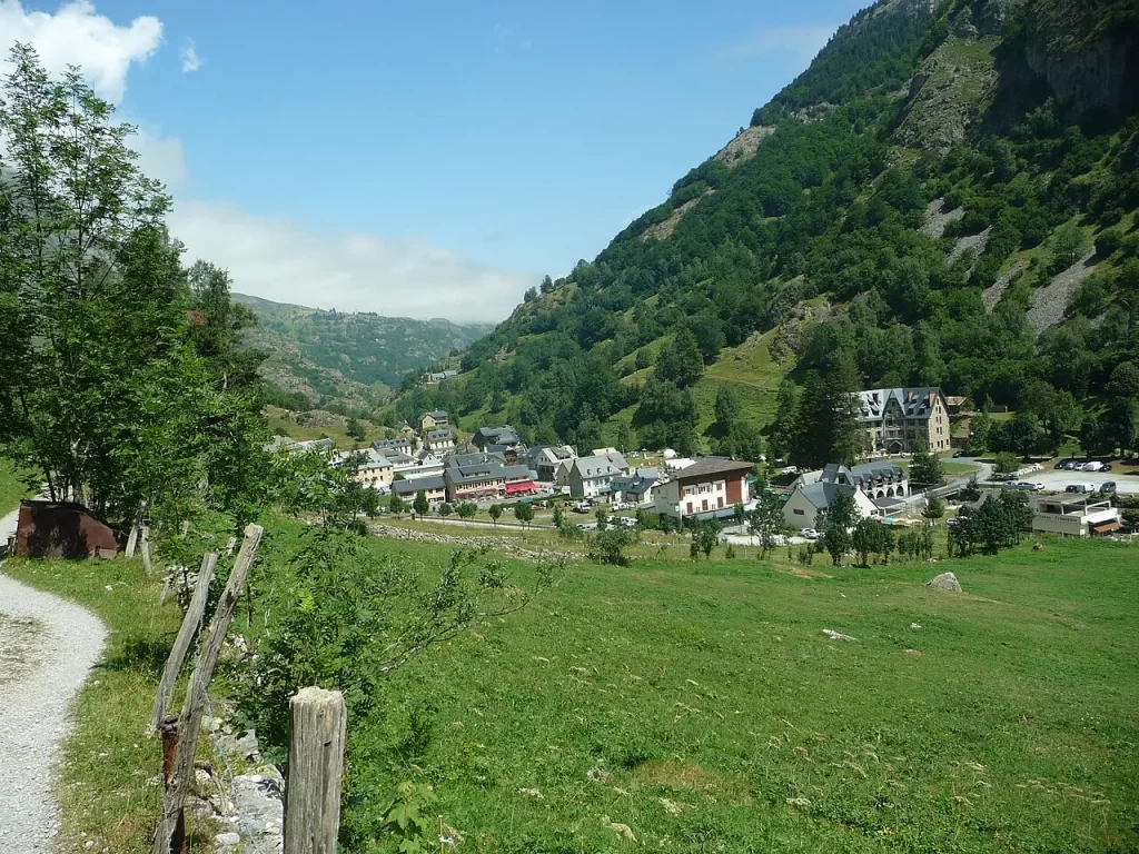 Le village de Gavarnie et sa vallée vus depuis le sentier qui monte au plateau de Bellevue, en été