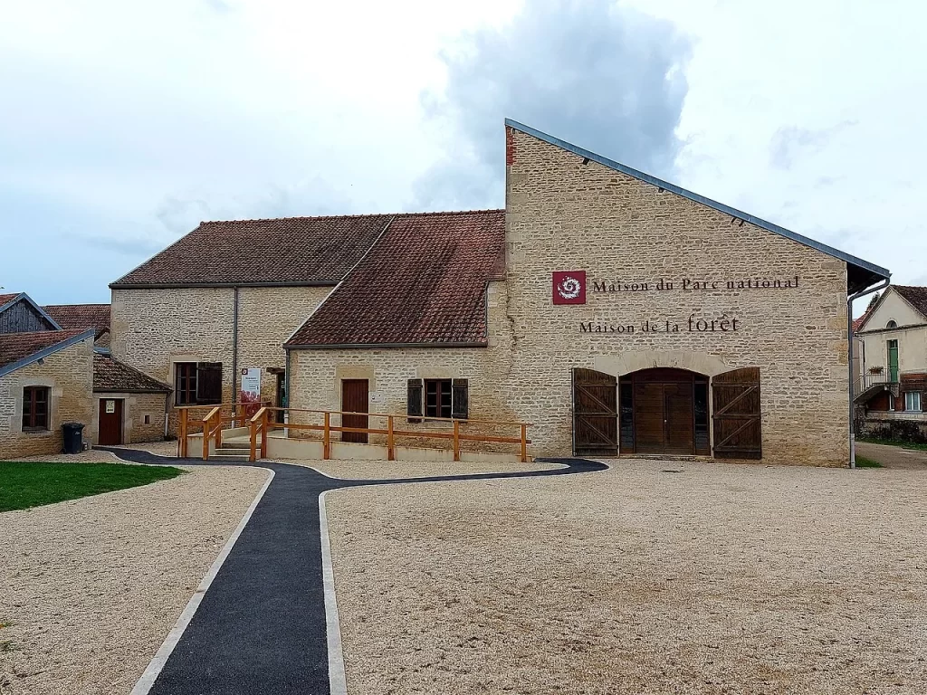 Bâtiment de la Maison de la Forêt, Maison du Parc national de forêts, à Leuglay en Côte-d'Or