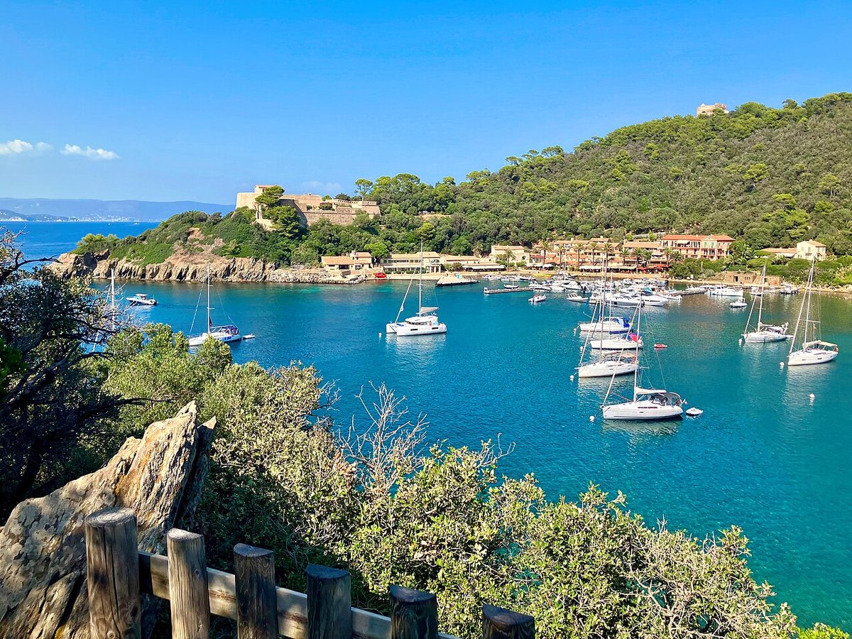 La rade de Port-Cros avec le village, le port de plaisance, le fort du Moulin et la forêt de pins d'Alep, le cap Bénat à l'ho